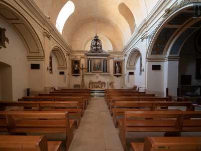 Entriamo nella chiesa. Osserviamo l�unica navata con volta a botte...